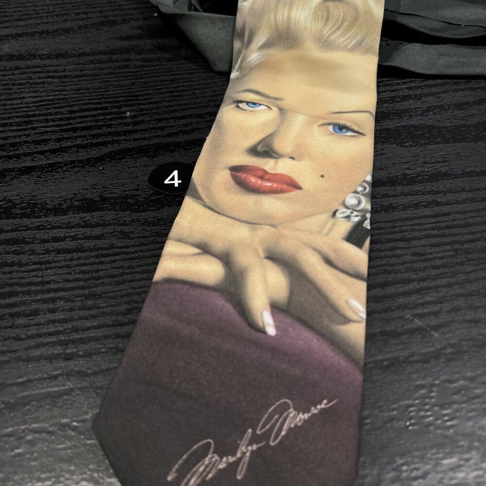 Men’s Vintage Ralph Marlin Marilyn Monroe Signature Neck Tie 1996 Polyester.